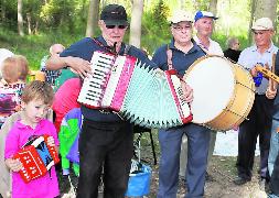 La charanga 'Los Mejores' ameniza con su música el Día del Montanero. / Luis Antonio Curiel