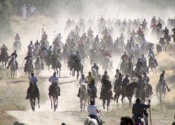 Numerosos caballistas durante un encierro por el campo de las pasadas fiestas. / F. de la Calle