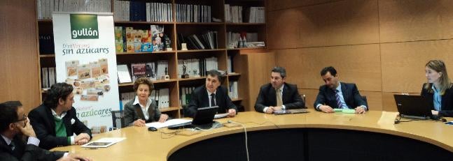 María Teresa Rodríguez (en el centro) preside la reunión del Comité de RSC de Gullón. / EL NORTE