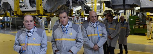 Tomás Villanueva y Juan José Mateos, ayer en la factoría de Renault junto al director ejecutivo de la firma en España, Antonio Alastuey. / EL NORTE