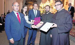 El alcalde de Ávila, Miguel Ángel García Nieto (izda.); la concejal de Patrimonio, Beatriz Jiménez, y el concejal de Turismo, Héctor Palencia, reciben el título de Ciudad Teresiana de manos de Antonio González, responsable de los actos del V Centenario, y David Jiménez, prior de la Orden del Carmelo./ R. Hernández