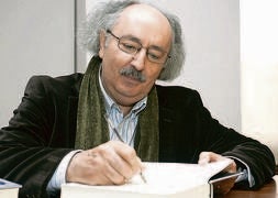 Antonio Colinas firma un ejemplar de uno de sus libros. CARLOS S. CAMPILLO