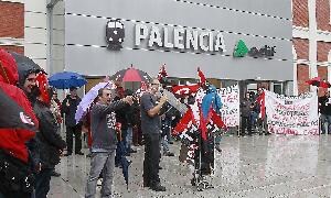 Protesta de CGT realizada ayer por la tarde en Palencia. A. QUINTERO