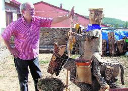 Seguis Revilla posa junto a su primera escultura. / Nuria Estalayo