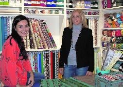 La emprendedora Luz Marina Vinagre y su amiga y empleada Elvira Sánchez.
