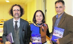 Luis Díaz Viana, Ángeles Valencia y Pedro Tomé, coautores del libro '¿Dónde mejor que aquí'. / H. SASTRE