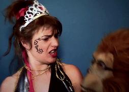 Amy Jo Doherty, en el vídeo de la canción 'Shake it!'. / El Norte