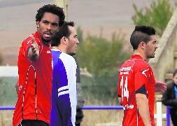 Rui da indicaciones a sus compañeros en el partido ante el Becerril el pasado 1 de noviembre. / Merche de la Fuente