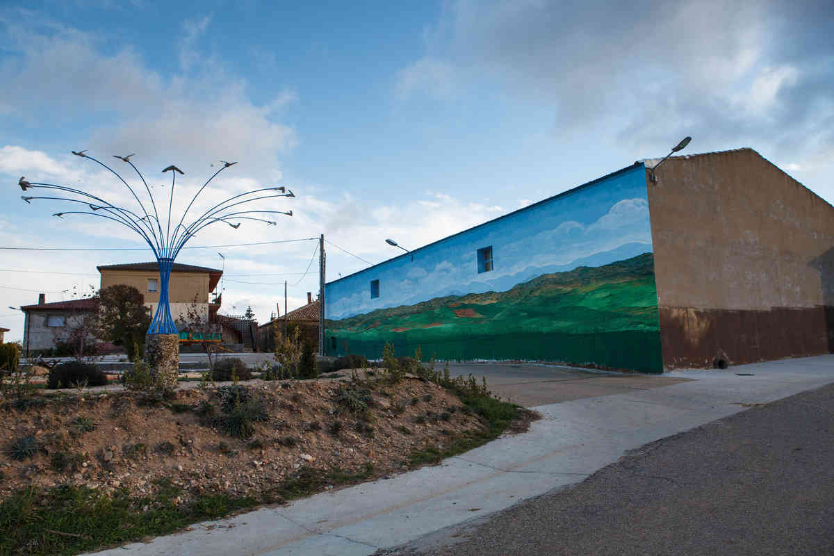 Pintura, murales y esculturas hechas con aperos en la localidad soriana de Nomparedes.