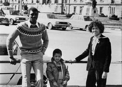 Davis y su mujer, Annie, junto a su hijo mayor en el Plza de Zorrilla de Valladolid