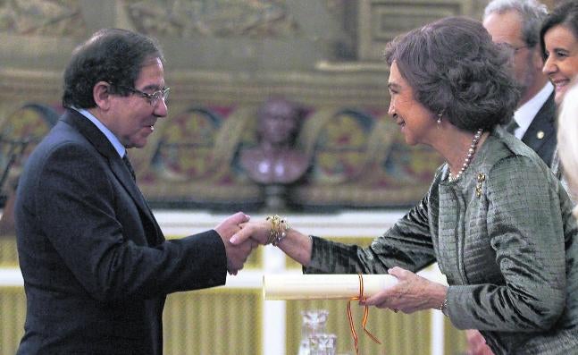 La Reina Sofía entrega el XXII Premio de Poesía Iberoamericana, que lleva su nombre, al poeta portugués Nuno Júdice./ KOTE RODRÍGUEZ-EFE