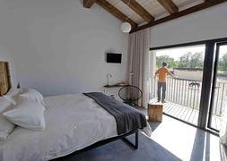 Una de las habitaciones del Hotel Rural y Club Hípico Aldebarán, en la localidad abulense de Navaluenga. RAÚL HERNÁNDEZ