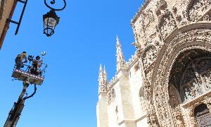 El equipo toma imágenes de la  la Iglesia de Santa María de Aranda. / S. G.