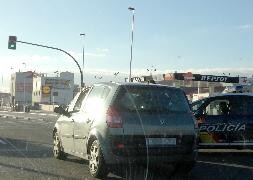 El Megane Scenic acabó empotrado contra la patrulla en el cruce de las avenidas de Salamanca y Zamora. / S. A.
