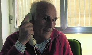 Alfredo García de San Juan, presidente del Teléfono de la Esperanza en Salamanca, atiende una llamada.