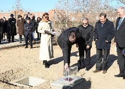 Las autoridades colocan la primera piedra. / C. B.