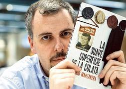 Antonio Manzanera posa con su libro en la redacción de El Norte de Castilla. / R. GÓMEZ
