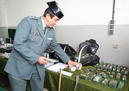 El teniente coronel Juan Miguel Recio muestra algunos de l,os objetos incautados. H. SASTRE