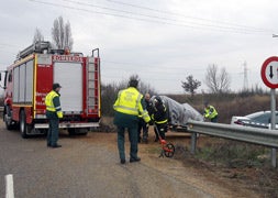 Bomberos y Guardia Civil retiran la lancha utilizada para el rescate del cuerpo. / Antonio Quintero