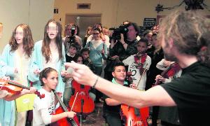 Los niños de In Crescendo tocan para los niños hospitalizados. / NACHO CARRETERO
