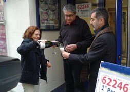 Los responsables de la administración de lotería de Palencia que ha repartido parte del Gordo brindan / J. J. L.