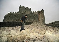 Nunilo Gato camina sobre las piedras del torreón caído / FRAN JIMÉNEZ