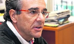 Javier García Municio, en la entrevista concedida a El Norte de Castilla en la que pide justicia y responsabilidades por el accidente del Alvia de Santiago. / Antonio Tanarro