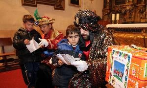 Dos niños muestran sus cartas al Príncipe Aliatar y a su ayudante. / A. Tanarro