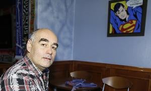 Juan Carlos Pastor posa en el bar Tharilo, de Parquesol. / G. Villamil