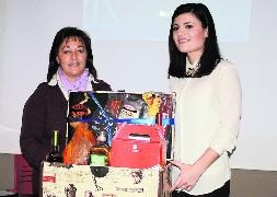 Maribel Ortega, a la izquierda, recibe el premio de manos de Beatriz Fernández. / Luis Antonio Curiel