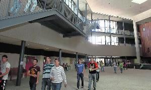 Grupos de alumnos transitan por las instalaciones del campus público de Segovia. / A. de Torre