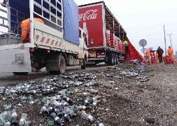 Un camión de Coca Cola pierde la carga al evitar una colisión en la rotonda de Boecillo