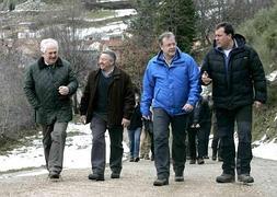 El consejero de Fomento y Medio Ambiente, Antonio Silván, con el alcalde de Posada de Valdeón, Tomás Alonso (i.) y el de Oseja de Sajambre, Antonio Mendoza (2d.). Junto a ellos, el delegado territorial de la Junta, Guillermo García (d). / Carlos S. Campillo-Ical