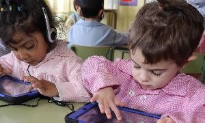 Alumnos del colegio Antonio Machado, en clase con su ipad. / HENAR SASTRE