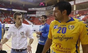 Nacho González charla con Ávila. / G. VILLAMIL