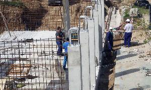 Operarios de la construcción, sector en el que más ha caído la siniestralidad laboral, trabajan en una obra en la ciudad. / A. de Torre