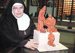 La Madre Micaela Velón de Francisco, junto a la maqueta del belén monumental previsto para Carrión. / luis Antonio Curiel