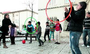 Jóvenes participantes en el programa de Educación de Calle llevado a la práctica por Asecal en la zona oeste de Salamanca. / Almeida