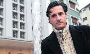 El actor Juan Diego Botto ante el Teatro Coliseo de Eibar. / Félix Morquecho