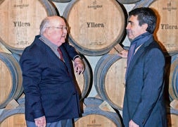 Íñigo Gamazo y Victorino Martín posan en la bodega de Yllera, en Rueda, al comienzo del laberinto de ‘El hilo de Ariadna’. / R. Gómez