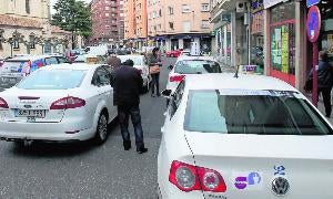 Varios taxistas, en la parada de San Lázaro. / M. de la Fuente