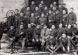 Manuel Girón durante su estancia en el frente republicano en Asturias./ ICAL