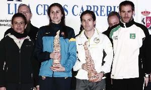 Beatriz Santiago, Marta Romo, Jorge Nieto y Pablo Rodríguez posan con sus trofeos. SOLETE CASADO
