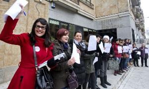 El grupo de mujeres ante el registro de la propiedad de Salamanca. / Ical