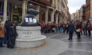 Concentración de empleados públicos en los 'Viernes de negro', ante el Monumento a la Mujer, el pasado mes de noviembre. / Antonio Quintero