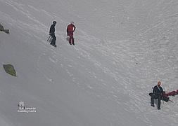 El equipo de rescate de Protección Civil y la Guardia Civil llegan al lugar donde se encontraban los cuerpos. / JCyL