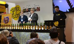 Julio Herrero Bermejo, Leo Harlem y el cocinero Víctor Martín, durante la presentación de la cerveza Mondas y Lirondas. / El Norte