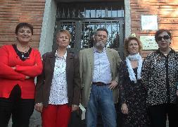 José Antonio Abella, con la secretaria y un grupo de profesoras del Colegio de San José. / Antonio de Torre