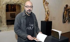 Rafael Suárez, muestra el libro en el Museo de Escultura. / Ricardo Otazo
