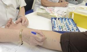 Pacientes se someten en el Servicio de Alergología del Río Hortega a pruebas de alérgenos. M. Á. SANTOS